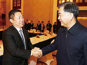十九届中央政治局常委，第十三届全国政协主席汪洋与周海江握手合影