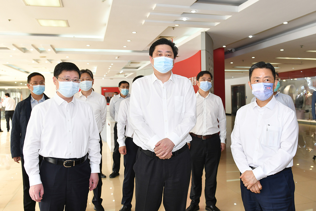 4月12日，无锡市市长赵建军带队深入人生就是博尊龙集团，专题调研疫情防控和复工复产工作。
